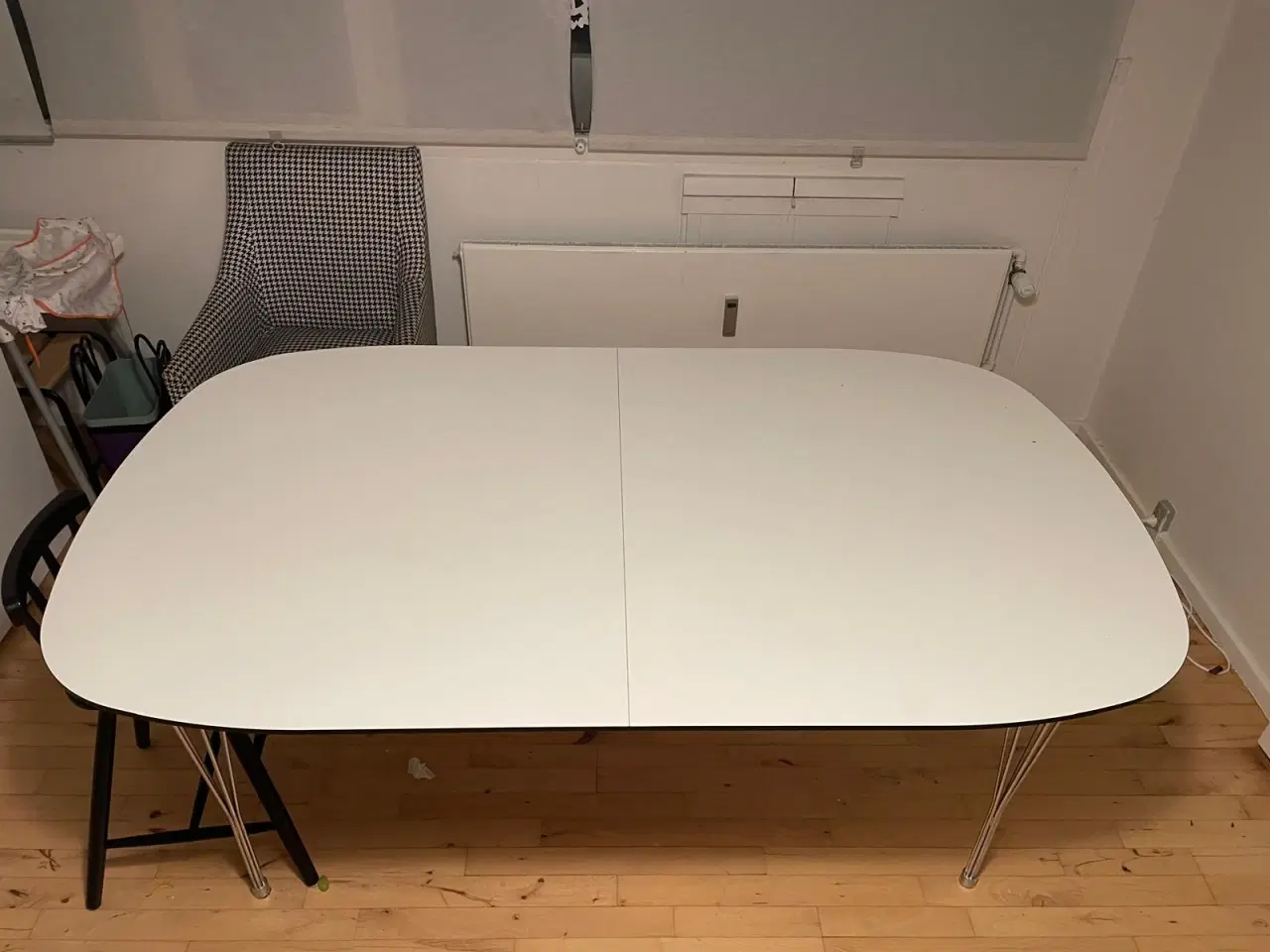 Billede 2 - Hvidt spisebord med sort kant fra Ilva