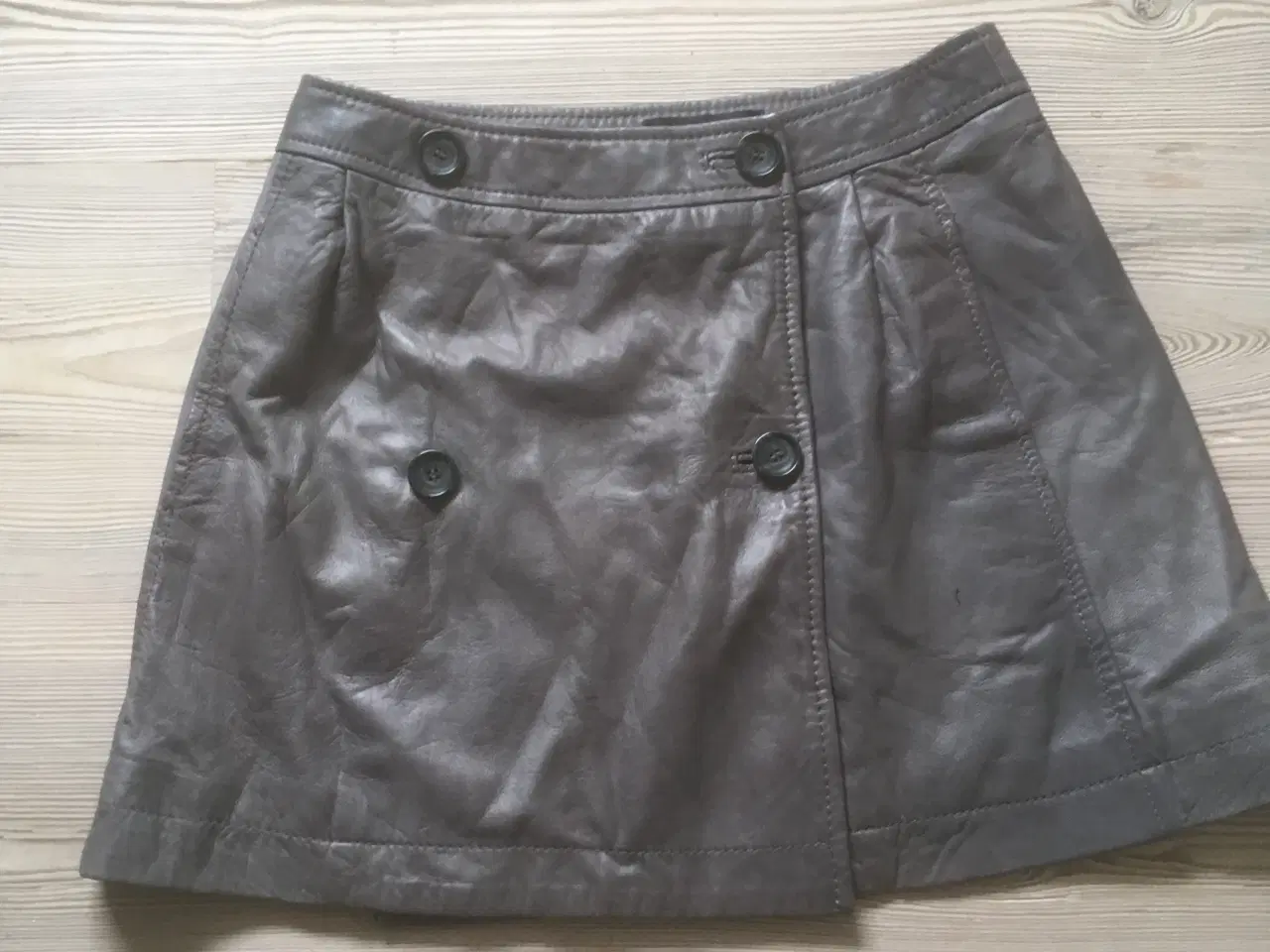 Billede 2 - Læder nederdel fra Bruuns Bazaar