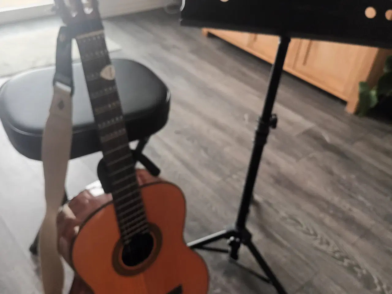 Billede 1 - Guitar inkl. stol og nodestativ