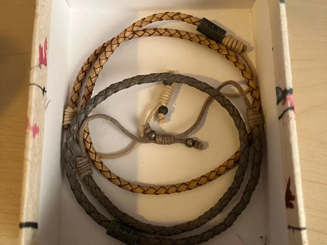 Billede 1 - 2 stk. ELSK armbånd i flettet læder – Klassisk dan