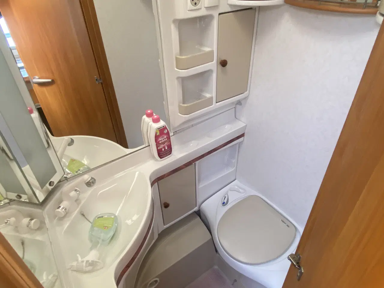 Billede 4 - Flot Hobby med kingsize seng 