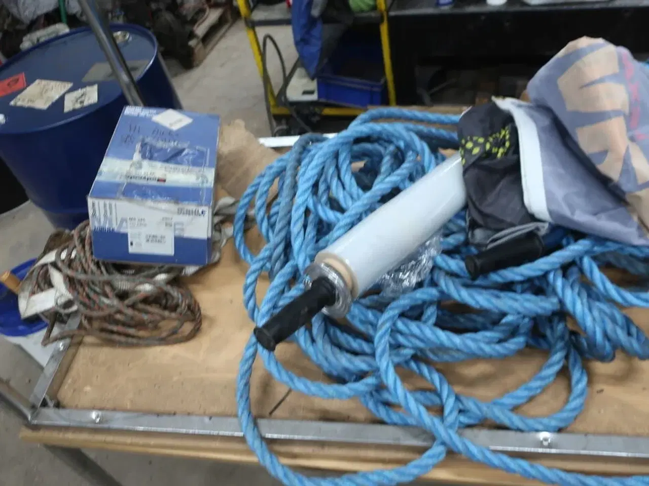 Billede 3 - 2 stk. borde med indhold