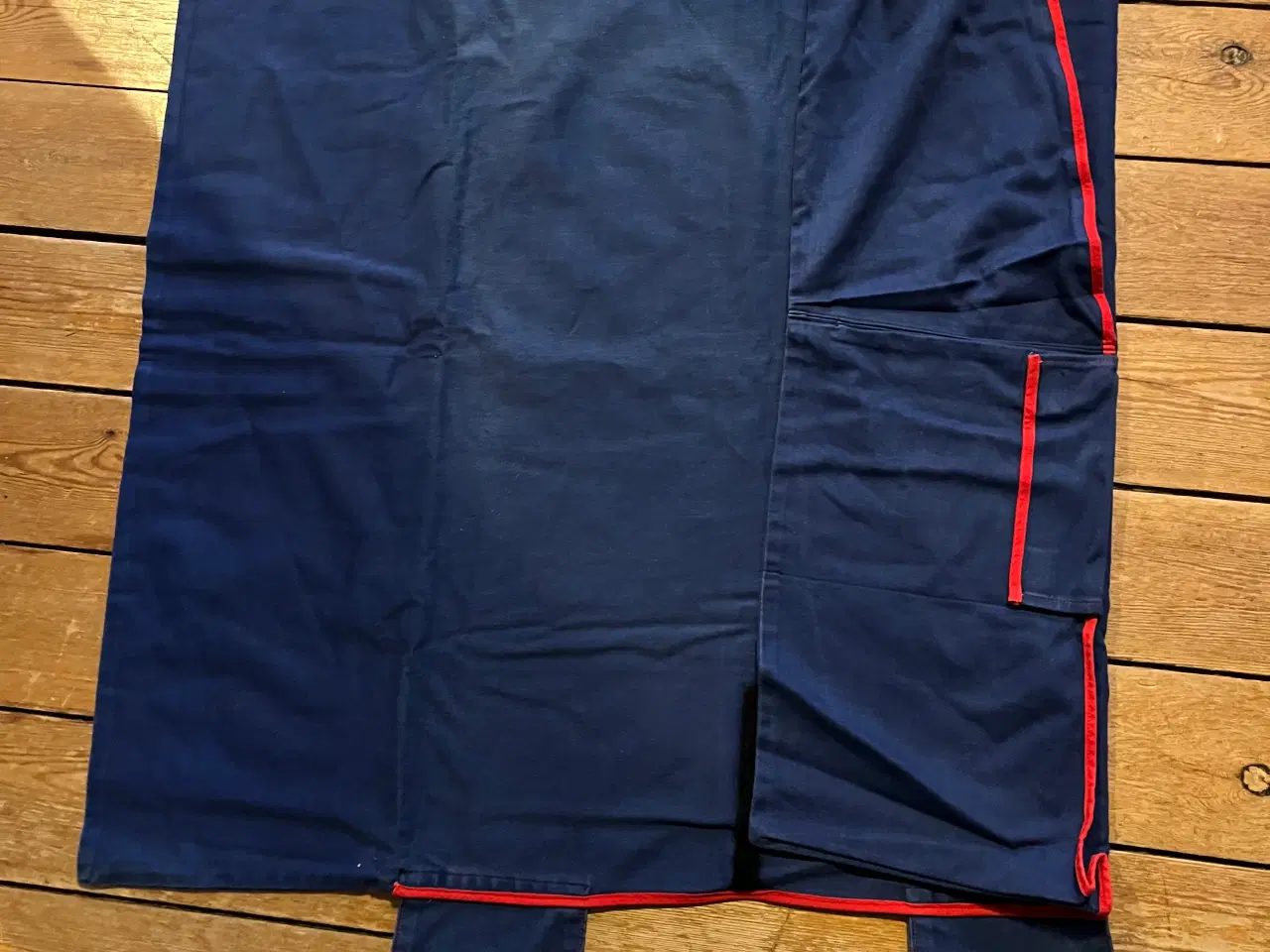 Billede 3 - Vintage blå pusletaske m/rød detaljer+elefantmotiv