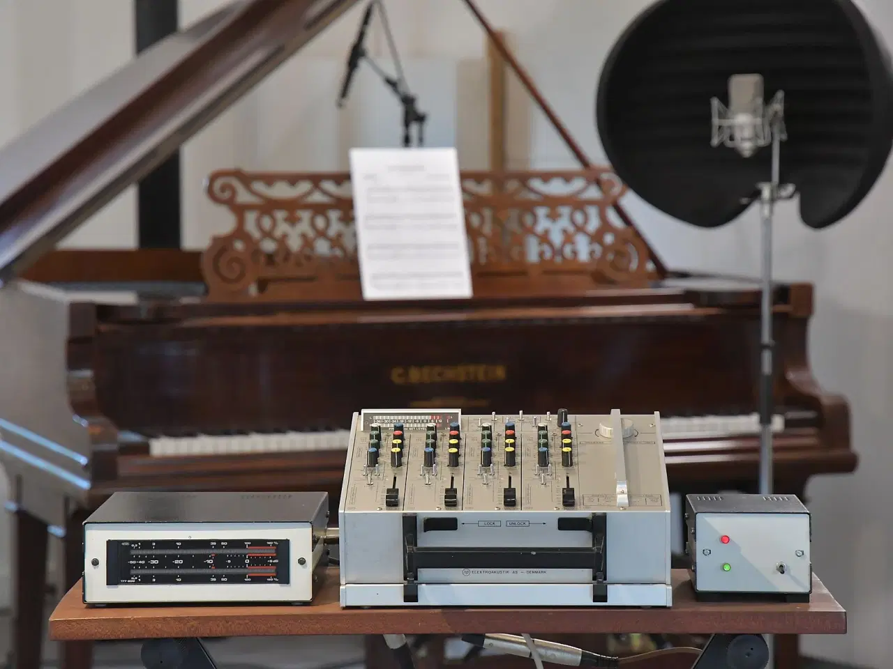 Billede 1 - NP Elektroakustik prof. lydmixer med 4 kanaler