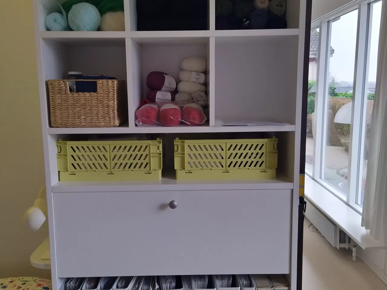 Billede 1 - Hvidmalet væghængt teaktræs reolsystem