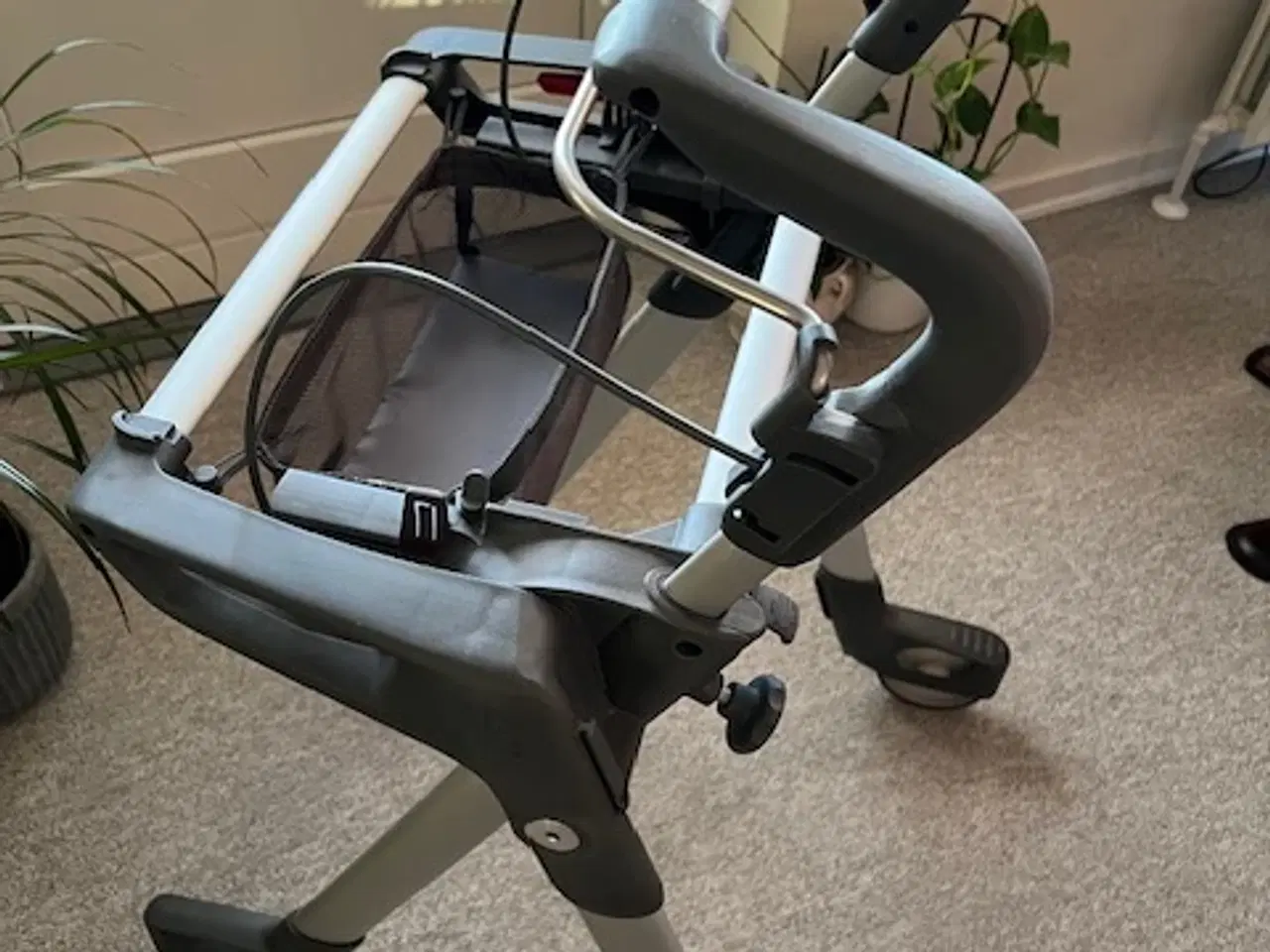 Billede 1 - Indendørs rollator næsten ikke brugt