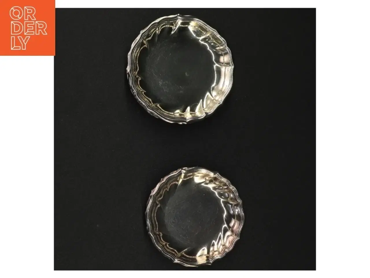 Billede 4 - Sølvfarvede bordskånere (str. 8 cm og 7 og en halv cm)