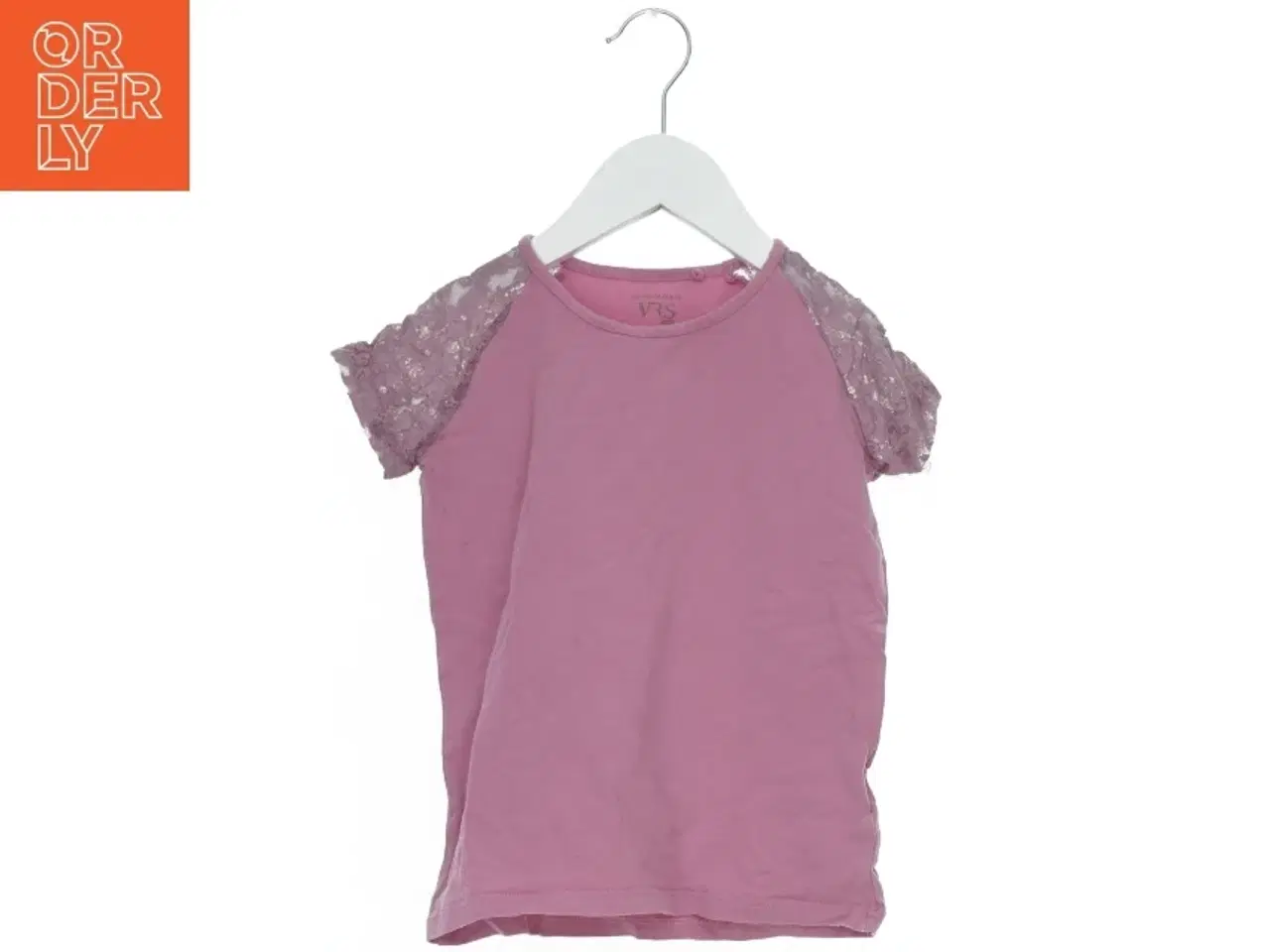 Billede 1 - Lyserød T-shirt med blondeærmer fra VRS (str. 122)