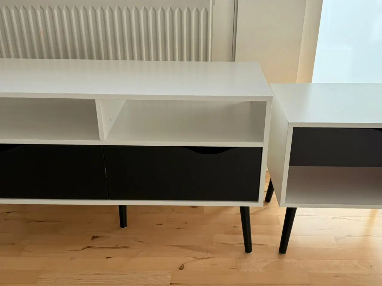 Billede 2 - Skrivebord, Reol, TV bord & Sengebord