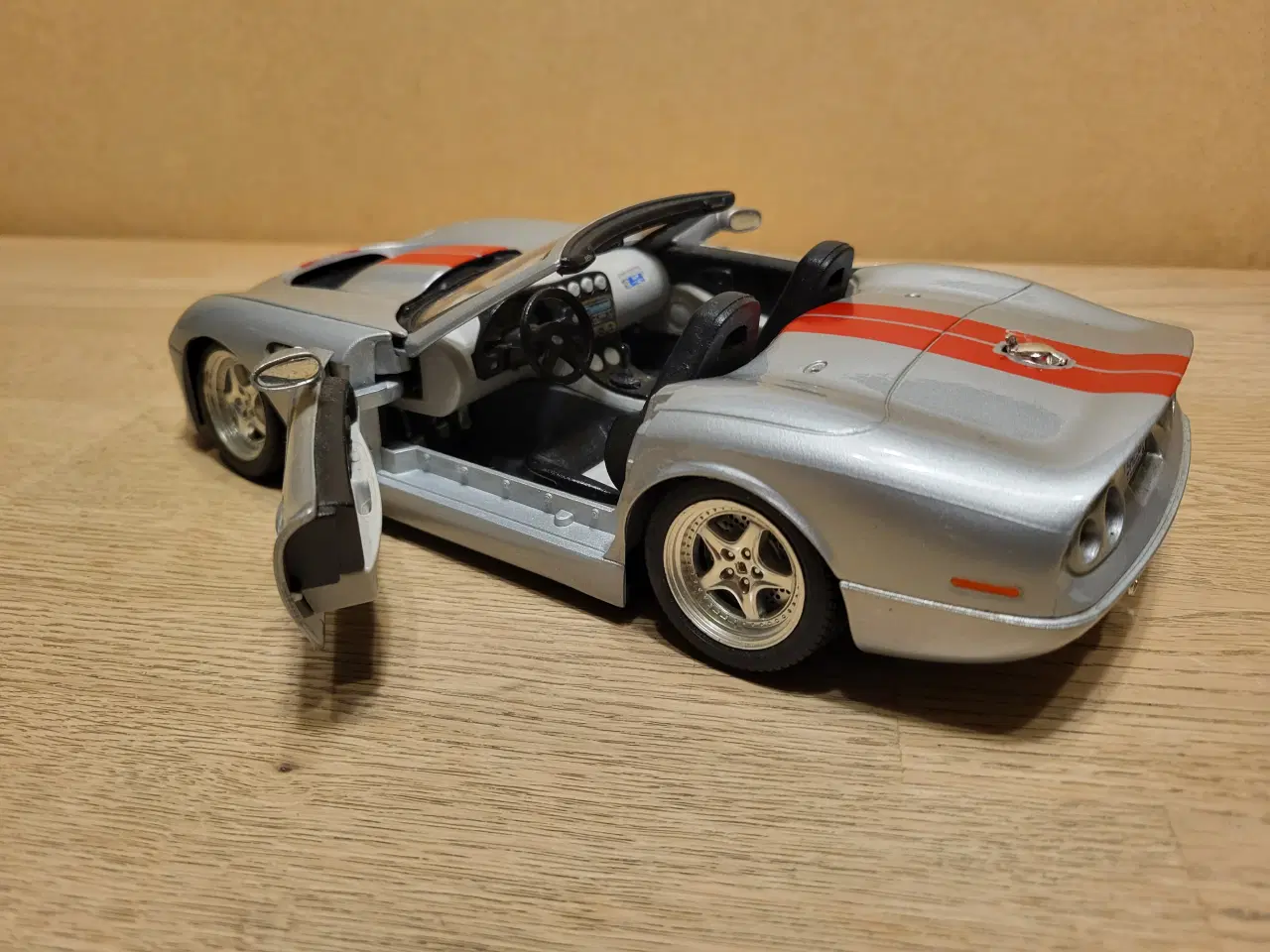 Billede 5 - Modelbil. Shelby Series 1 (1999). Skala 1/18.