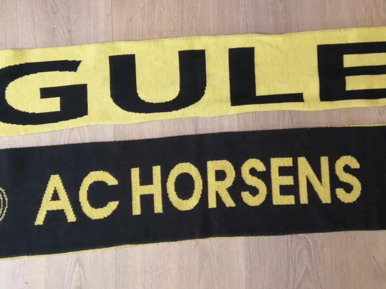 Billede 2 - 2 FLOTTE AC HORSENS FAN HALSTØRKLÆDER