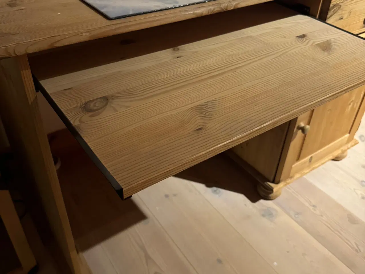 Billede 2 - Skrivebord i fyrretræ