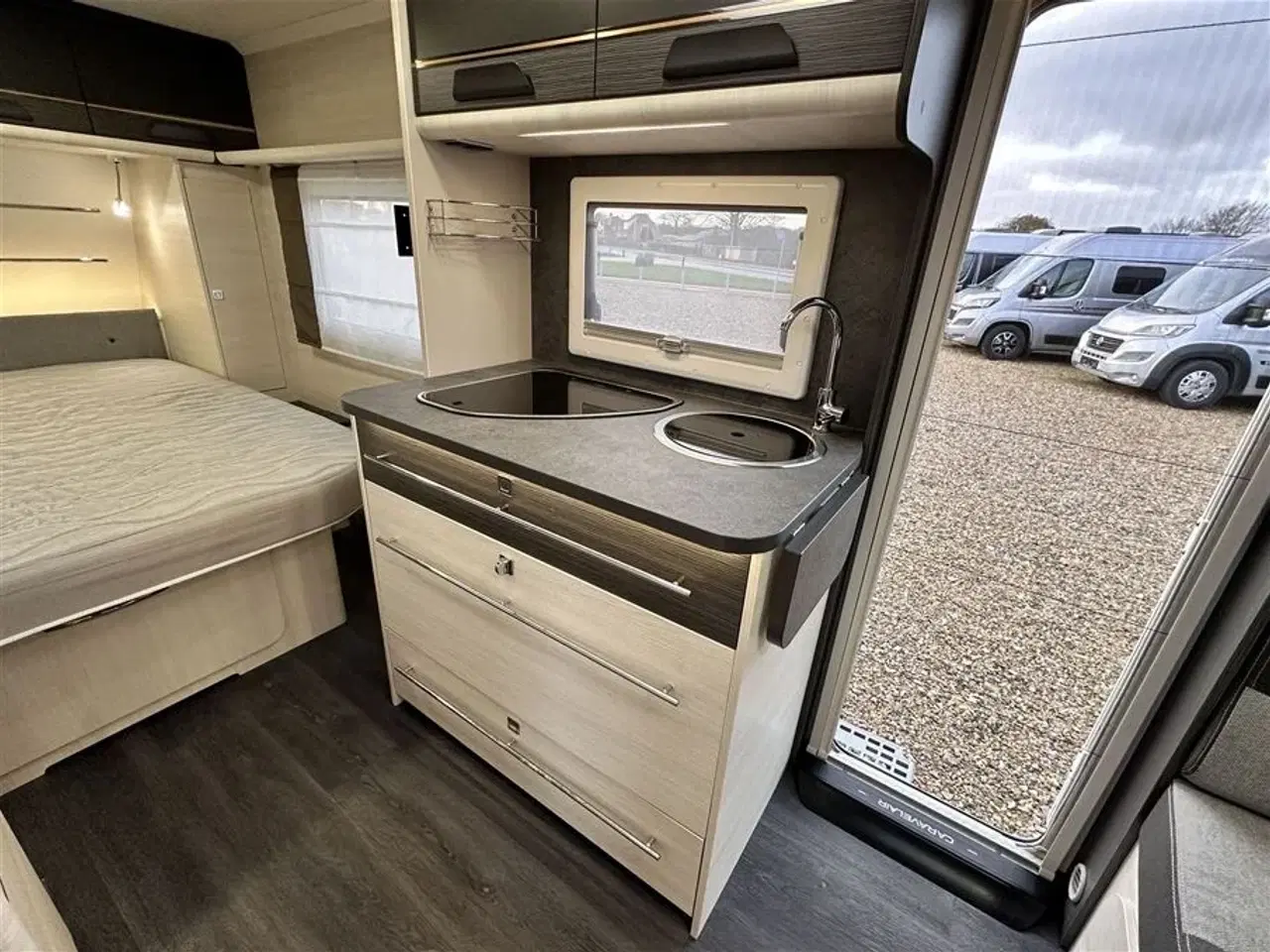 Billede 11 - 2022 - Caravelair Artica 490   Super velholdt Campingvogn med Fritstående dobbelt seng