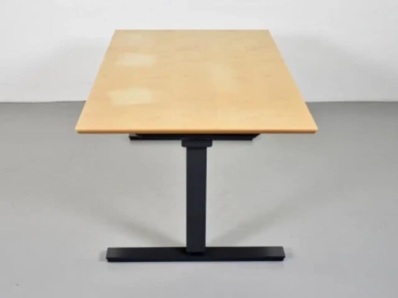 Billede 4 - Hæve-/sænkebord med plade i ahorn, 160 cm.