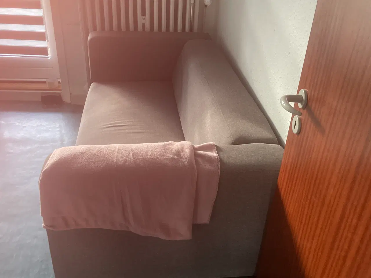 Billede 3 - Gratis sofa som ny grå