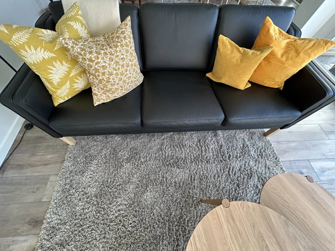 Billede 1 - Sort klassisk sofa med koldskum hynder