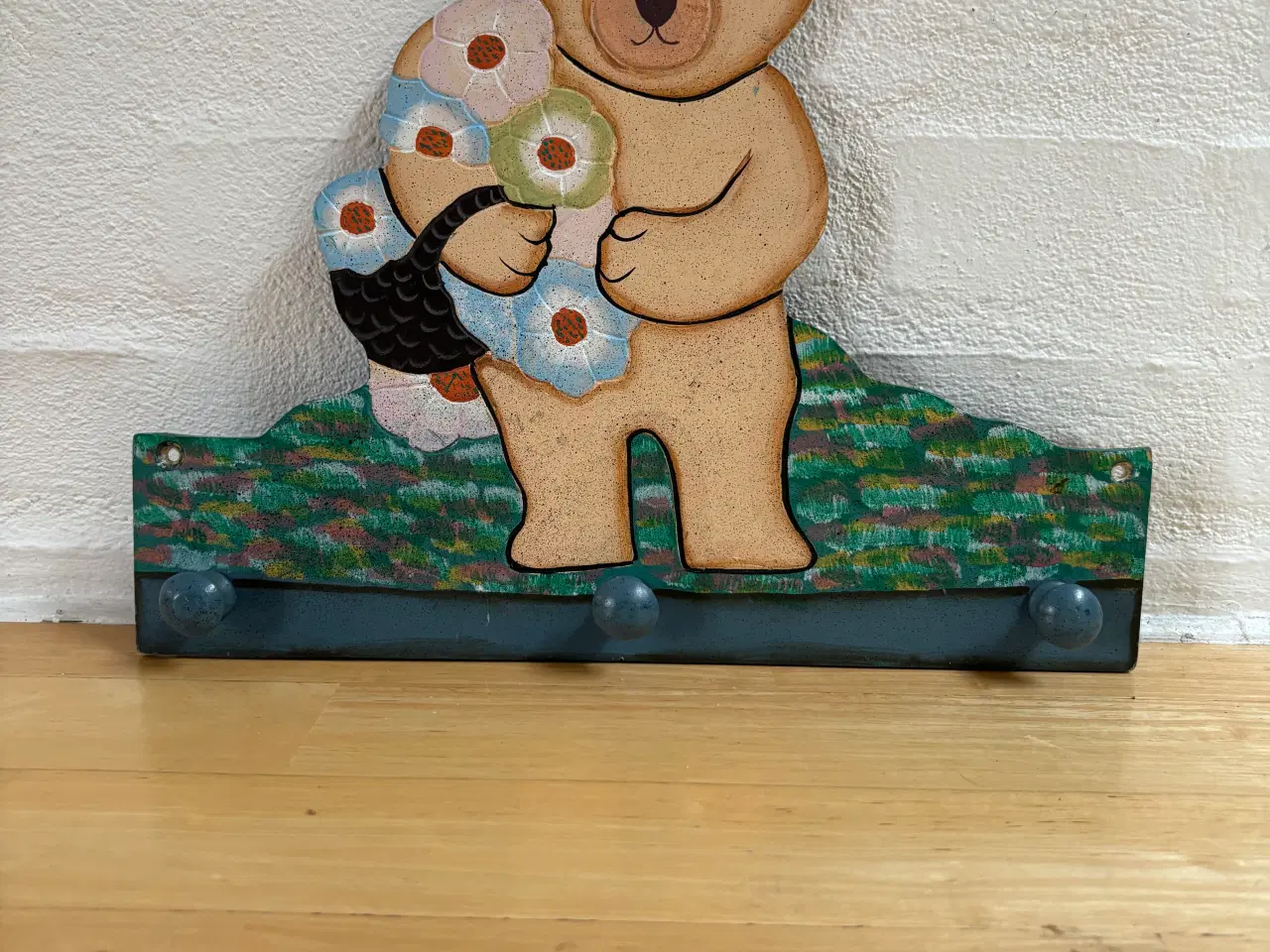 Billede 1 - Retro træ knagerække med bamsemotiv