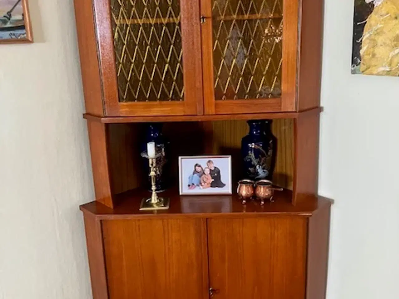 Billede 1 - Hjørneskab med blyindfattede glas