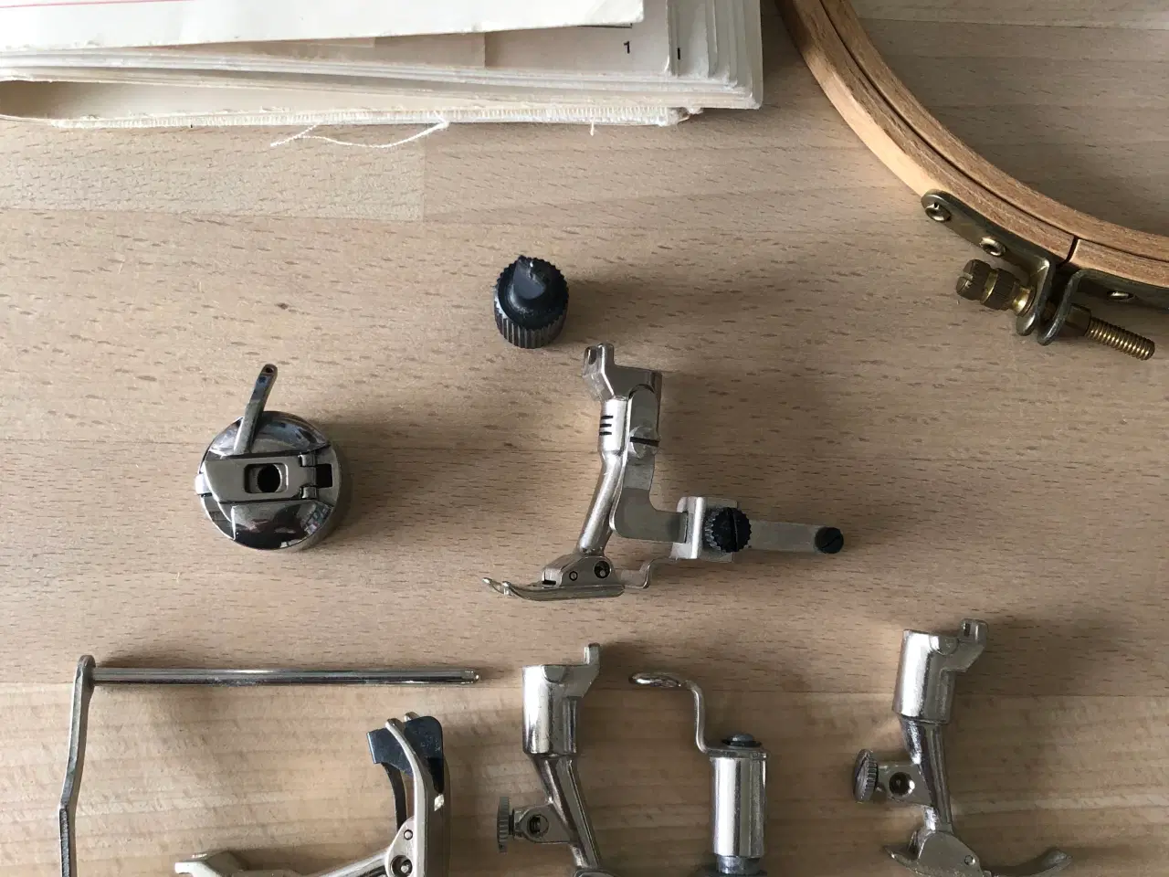 Billede 2 - Bernina 707 trykfødder pærer instruktionsbog mm.