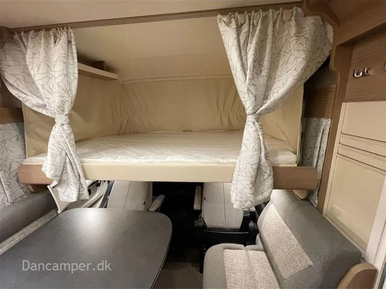 Billede 13 - 2026 - Carthago c-tourer I 145 LE   Design og komfort når det er bedst! MERCEDES 170 Hk, 9-trin aut.gear, adaptiv fartpilot,  4,2/4,5 tons totalvægt