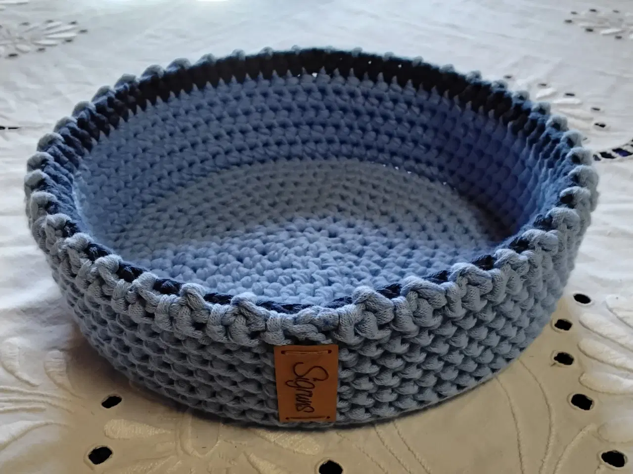 Billede 1 - Smuk hæklet brødkurv Ø ca 23 cm - ny - håndlavet