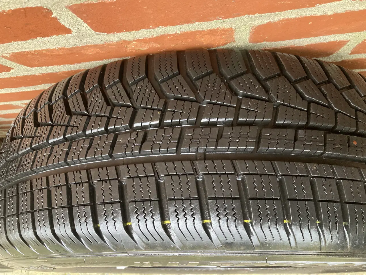 Billede 2 - 2 stk vinterdæk med fælge 