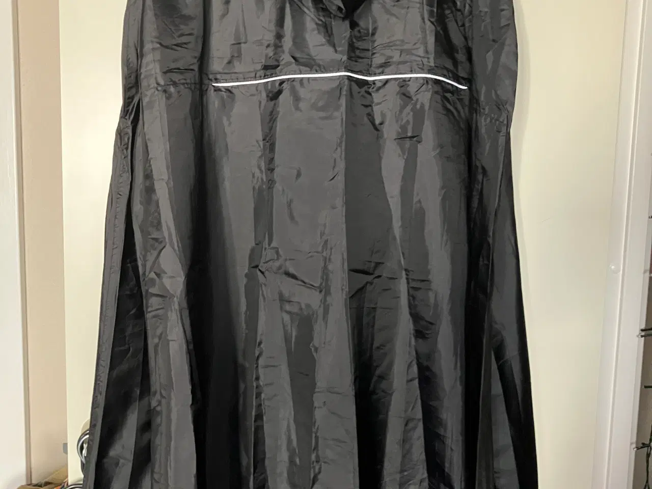 Billede 2 - Sort one-size (fra XS-XXL) regnslag, vind- og vand