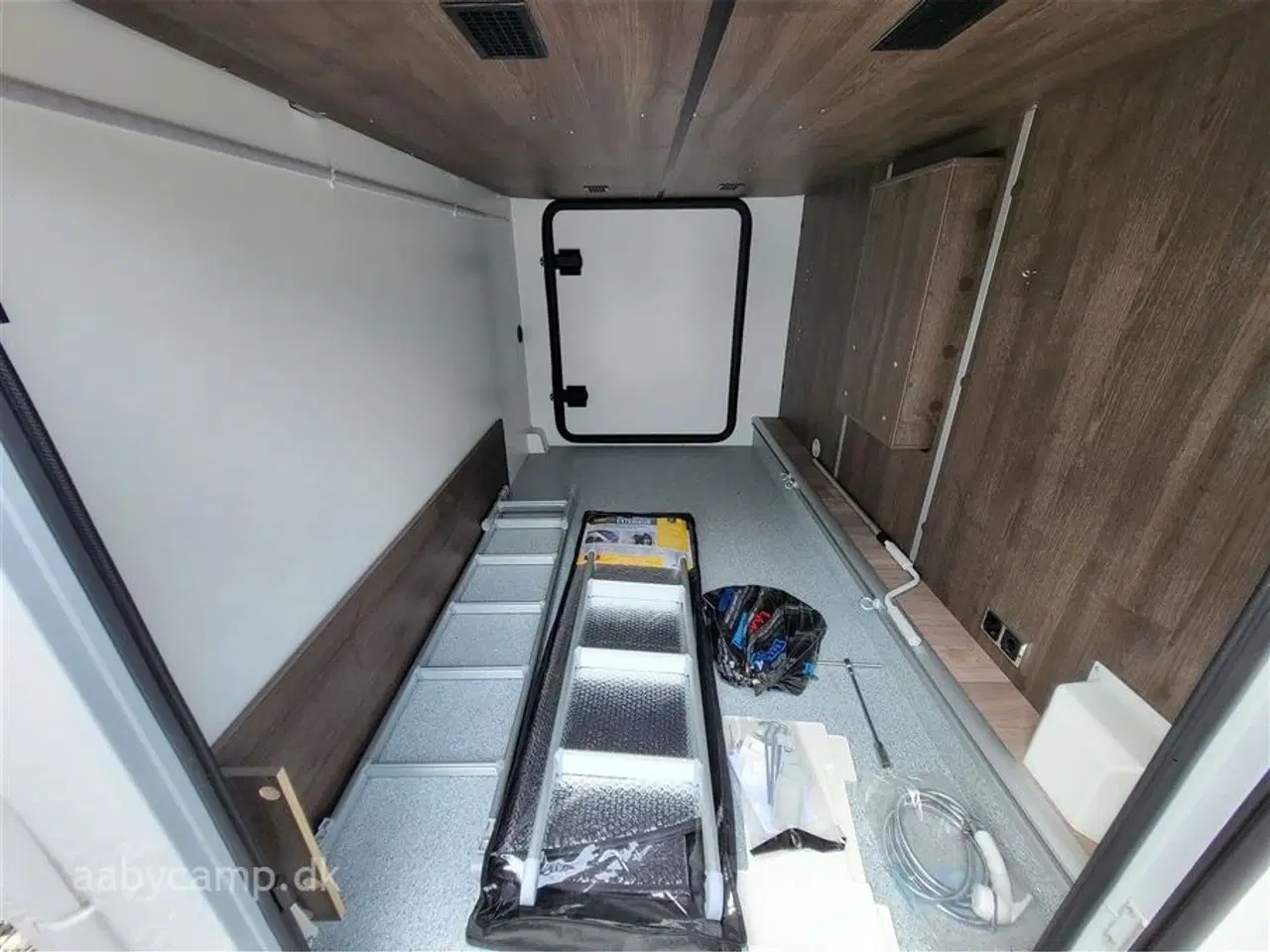 Billede 16 - 2024 - Benimar Tessoro T468 Special Edition   Automatgear. NK Pakke. solcelle. batteri. inverter. Maxxfan. markise. udvendigt bruseudtag. lædersæder. Kun 4600 Km!!!