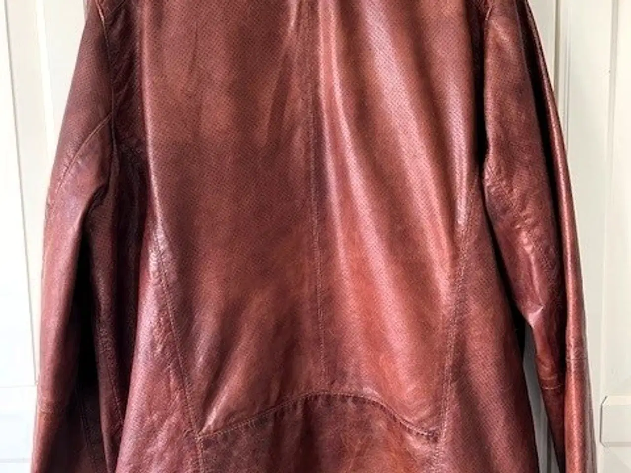 Billede 2 - Lækker skindjakke i cognac