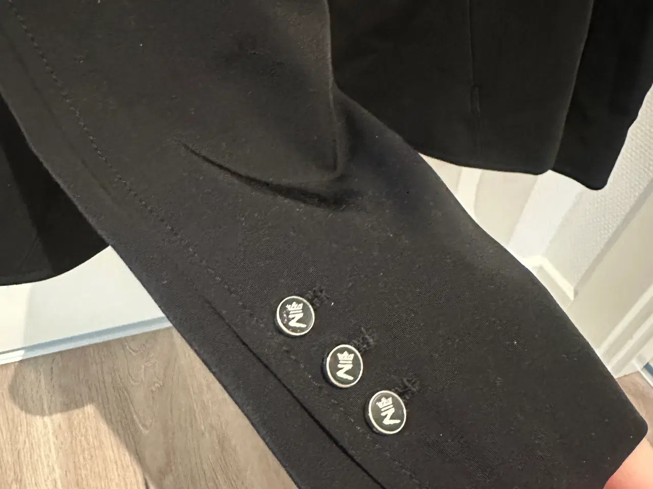 Billede 3 - Flot og helt ny stævnejakke i str. 36