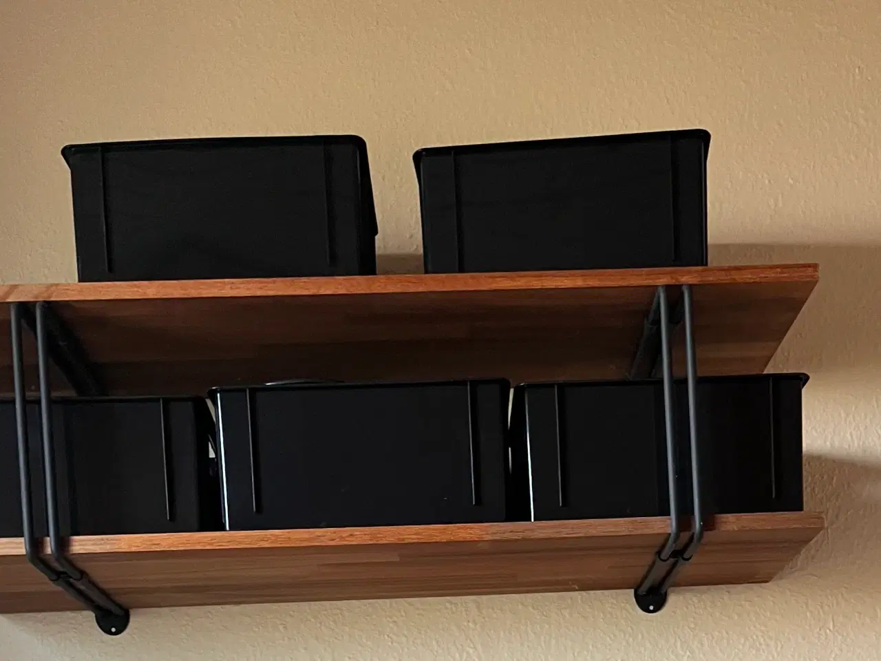 Billede 1 - 2 hylder incl hylde bøjler