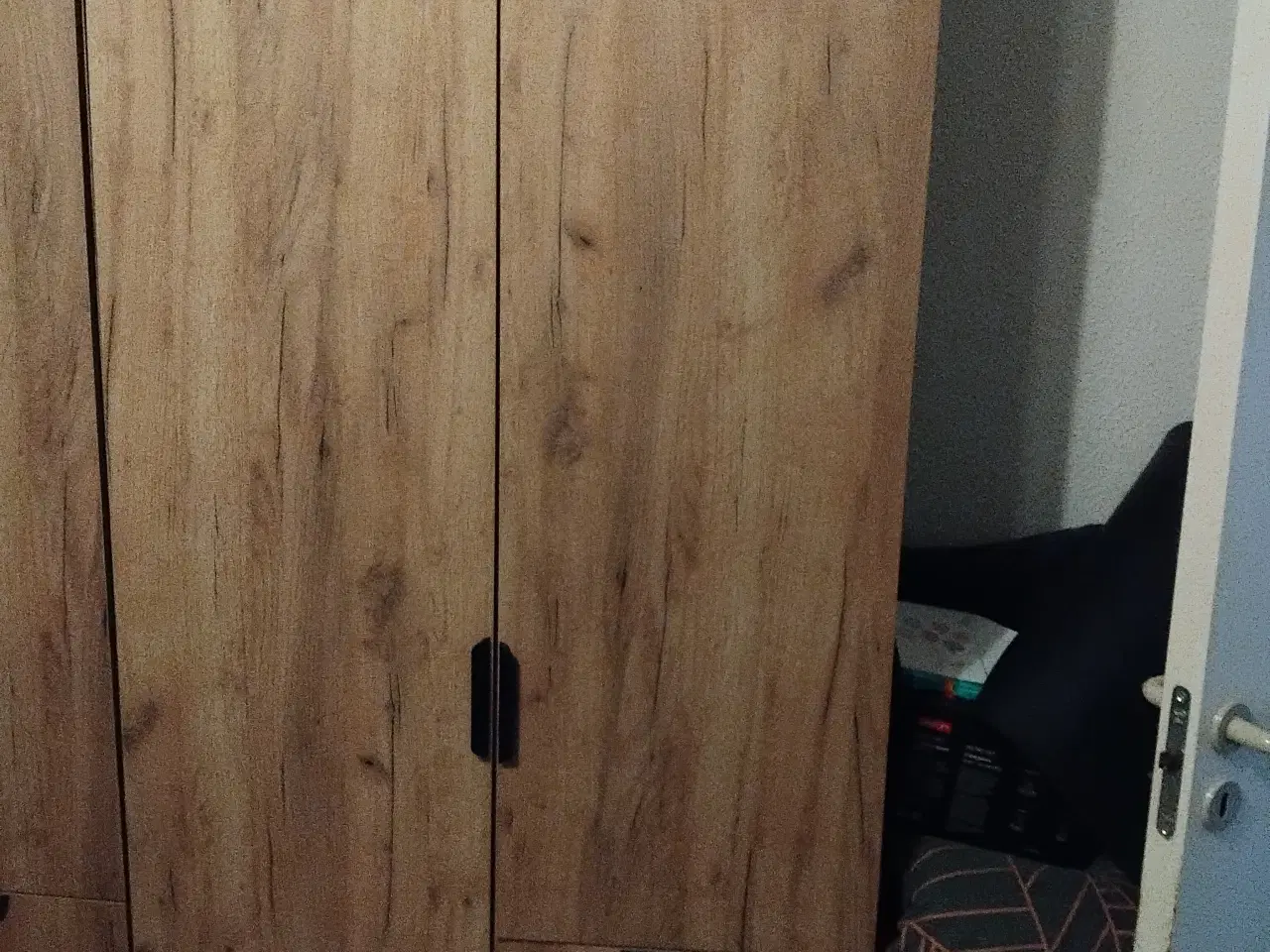 Billede 3 - Klædeskabet  med overskabe 
