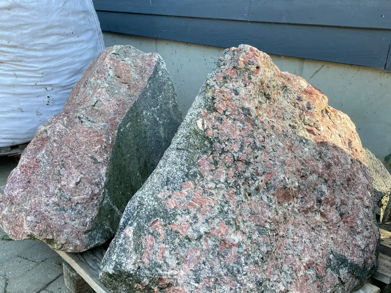 Billede 1 - Rød/sorte granit sten