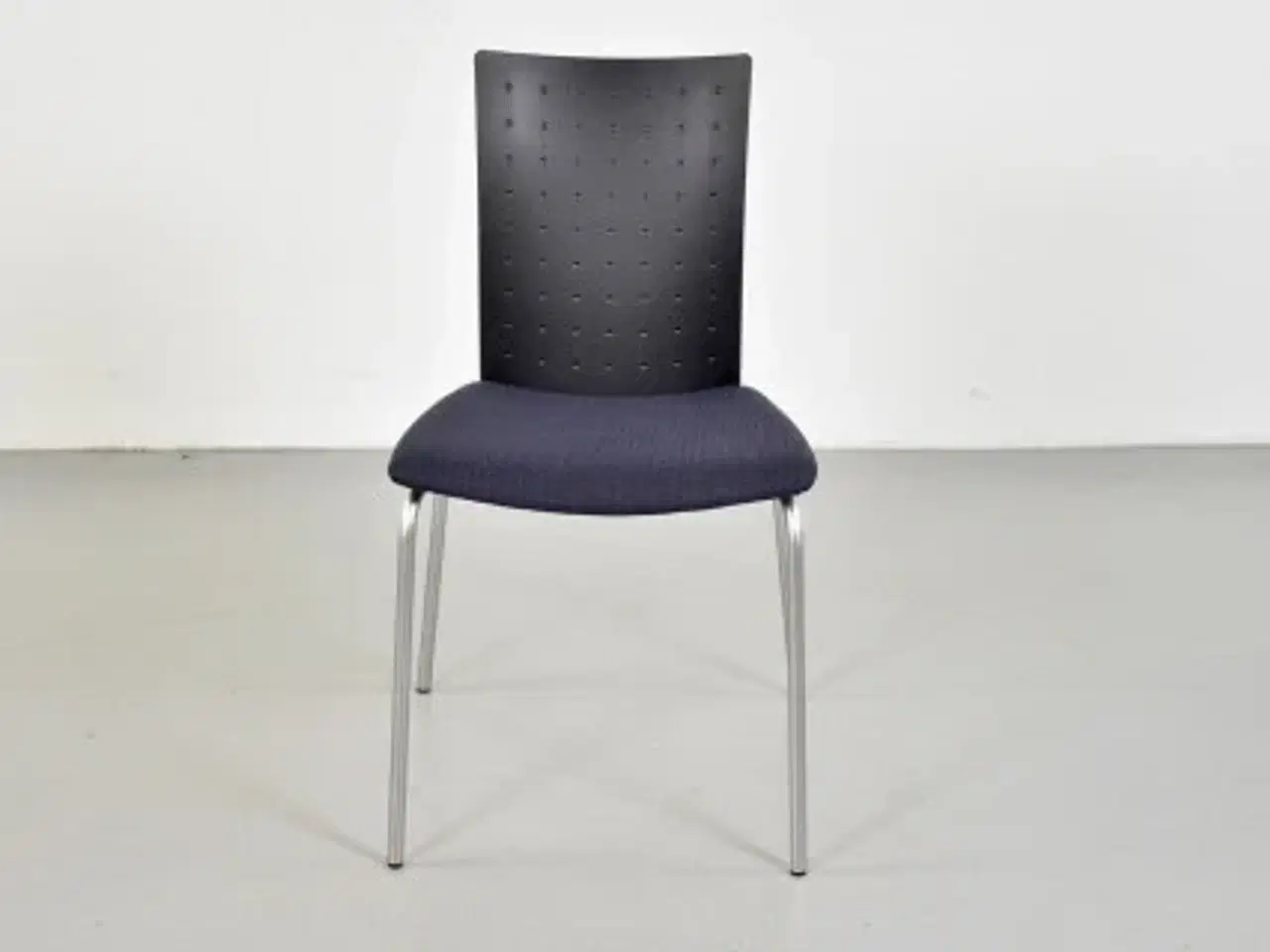 Billede 1 - Randers radius konferencestol med sort ryg og sort/blå polstret sæde