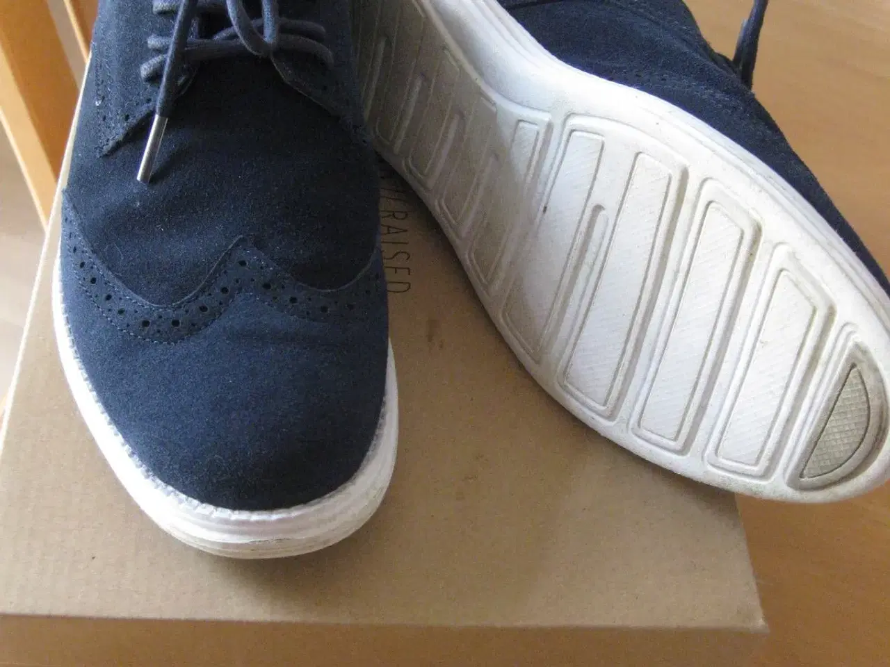 Billede 1 - Blå smarte sko fra i år str. 40 fra BORN