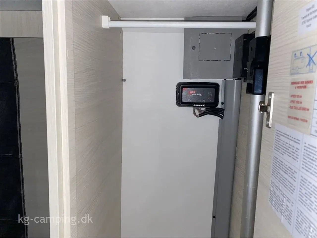 Billede 13 - 2022 - Caravelair Artica 540 PACK VIP   Super velholdt vogn med kompressor køleskab - fritstående seng - Truma Combi 6E