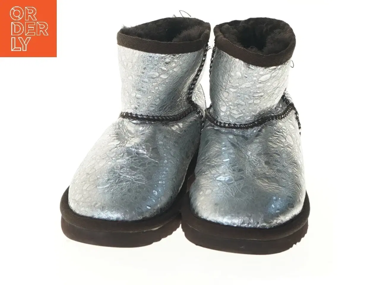 Billede 3 - Sølvfarvede støvler med pelsfor (str. fod 22 cm)