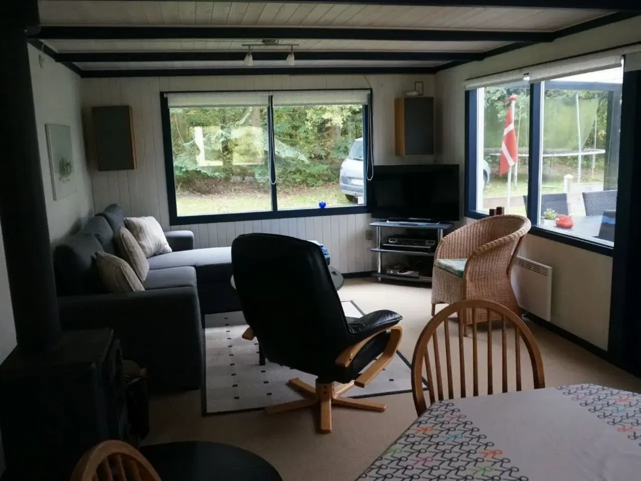 Billede 3 - Limfjorden ved Sp�ttrup, 6 sovepladser, 600m til badestrand, stor ugenert grund med gr�spl�ne, br�ndeovn, radio, tv med parabol, 2 overd�kkede terrasser.