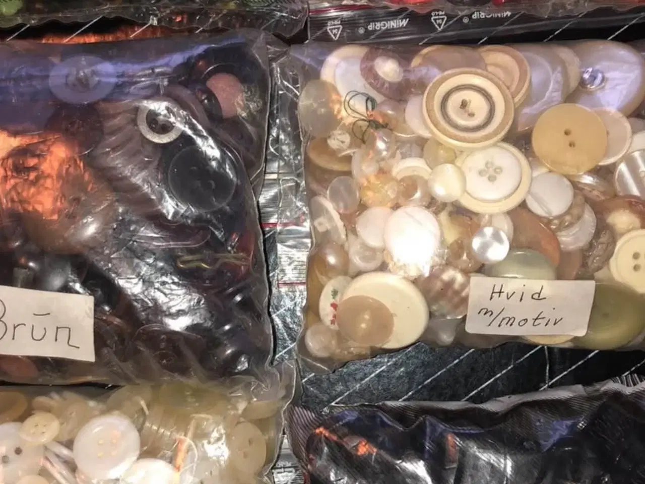 Billede 1 - Knapper i masse af farver. 