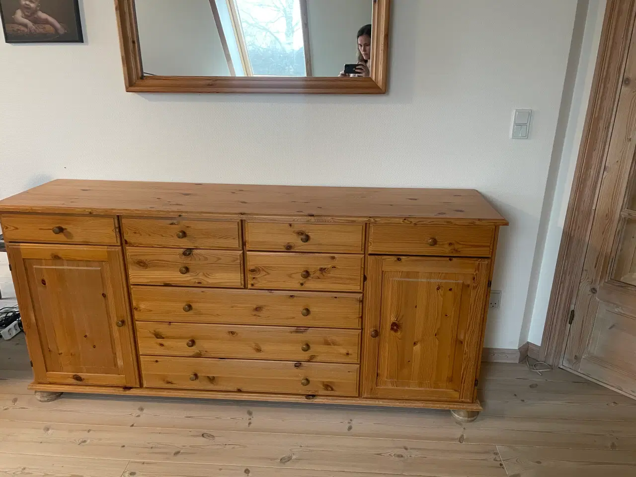 Billede 2 - Skænk i fyrtræ med skuffer og skabe