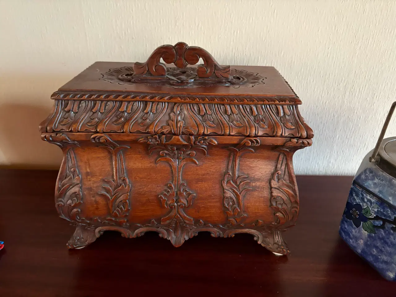 Billede 1 - Håndskåret trækiste/smykkeskrin