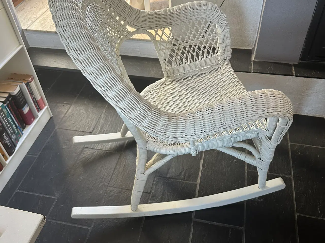 Billede 2 - Hvidmalet gyngestol