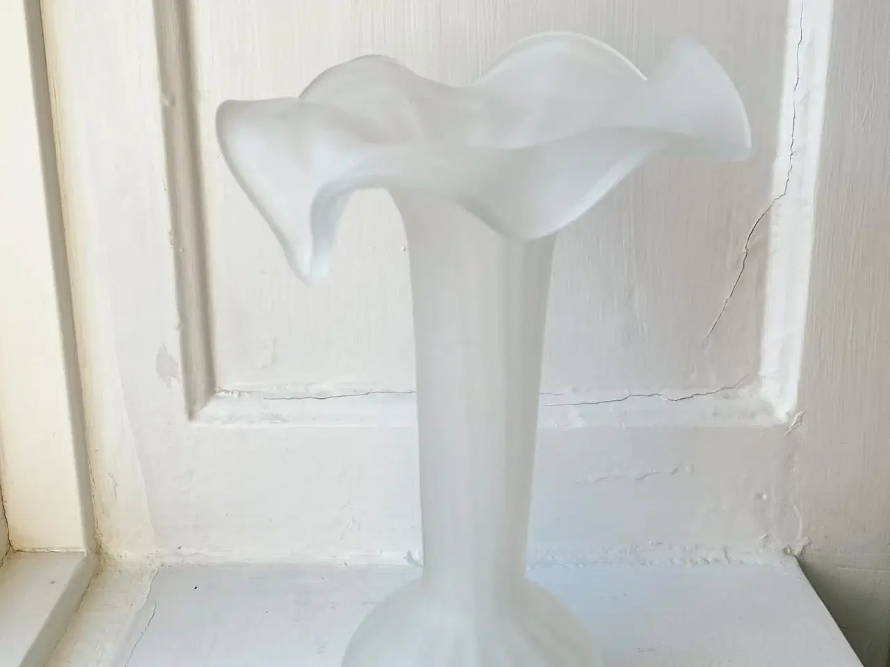Billede 4 - Hvidt glas, løgformet m flæser, syrebehandlet