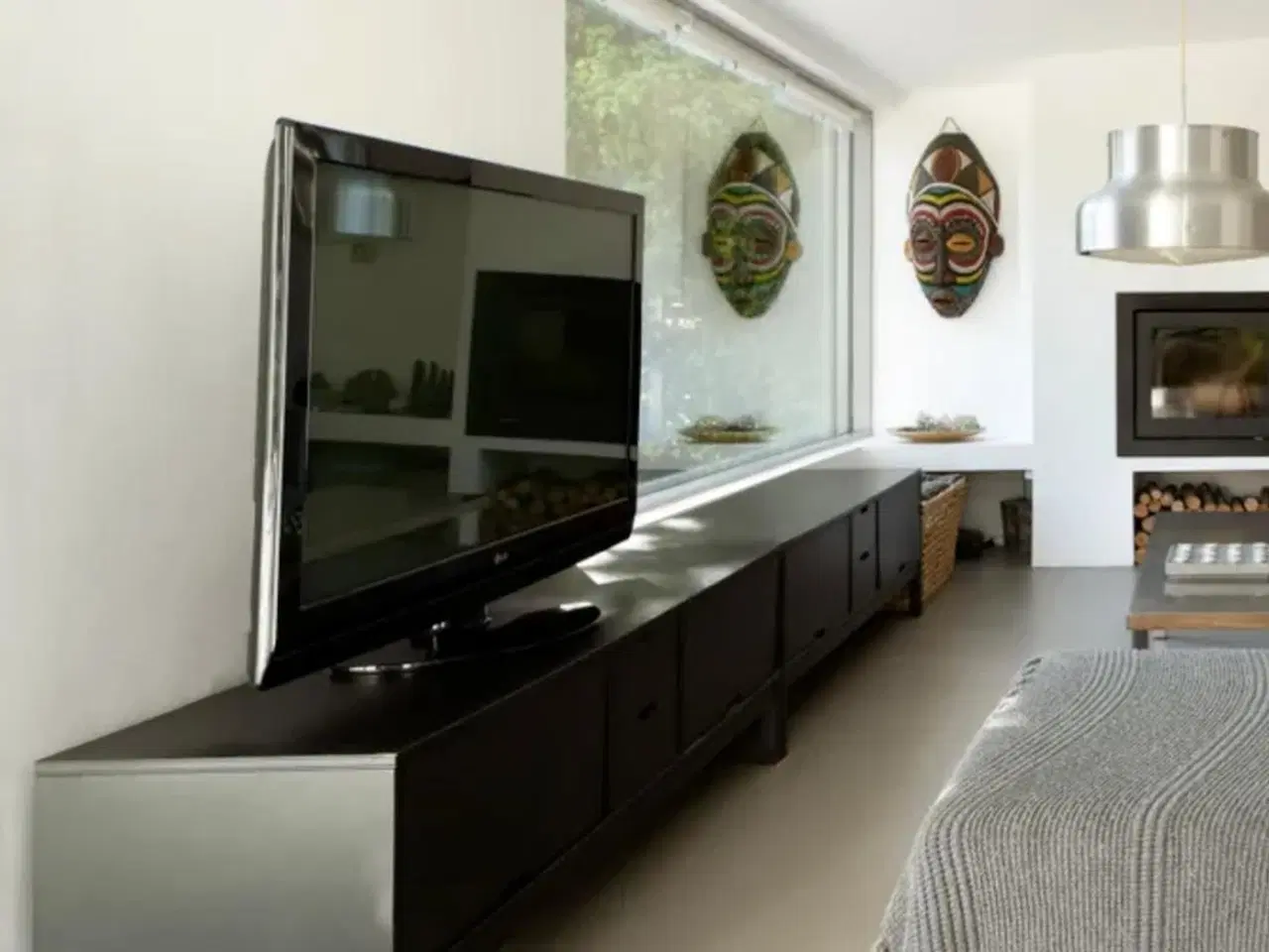 Billede 1 - 2 gratis fine sorte træskænke/opbevaringsreoler.