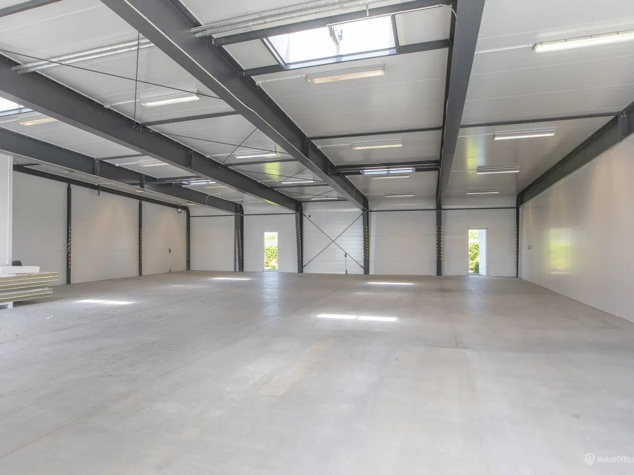 Billede 1 - 471 kvm. tørt. opvarmet og højloftet lager kombineret med 60 kvm. indbydende kontor