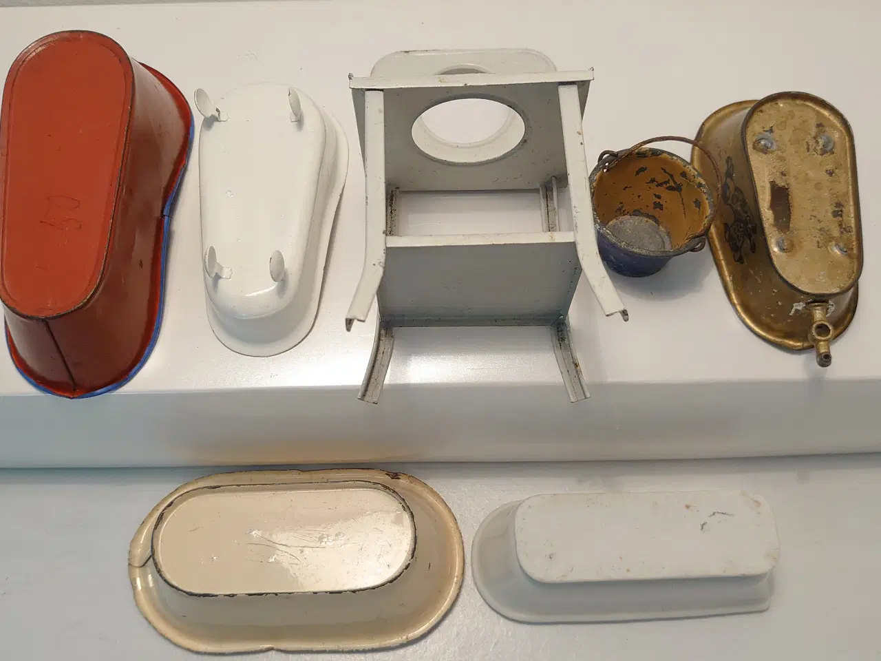 Billede 6 - 5stk gamle dukkehus badekar og toiletstol.Blik mm.