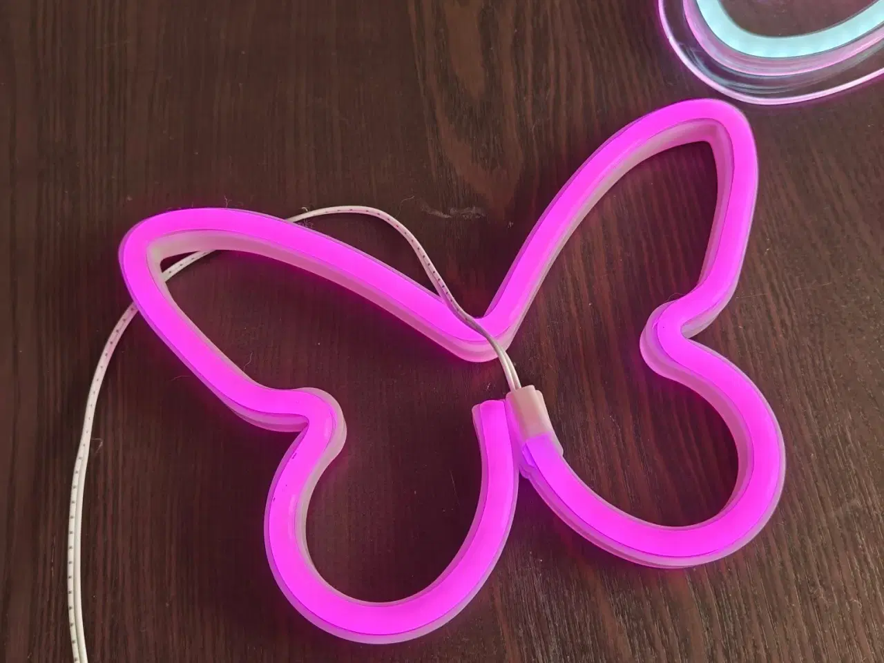 Billede 4 - Neon lys til pigeværelset