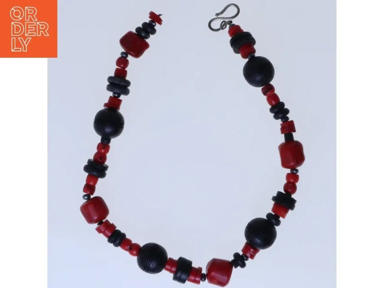 Billede 1 - Halskæde med røde og sorte perler (str. 44 cm)