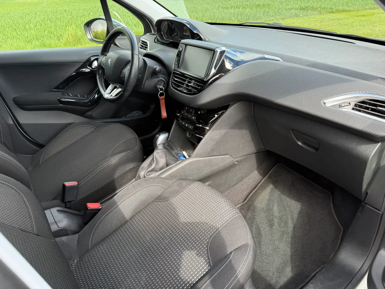 Billede 1 - Peugeot 208 allure i hvid med krom