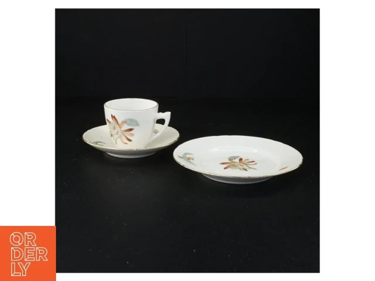 Billede 1 - Porcelænskaffesæt med blomsterdekor fra Bing Og Grøndahl (str. 16 x 9 cm)